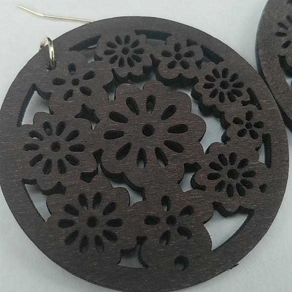 Dark brown laser cut wooden round floral earrings - Picture 6 of 8